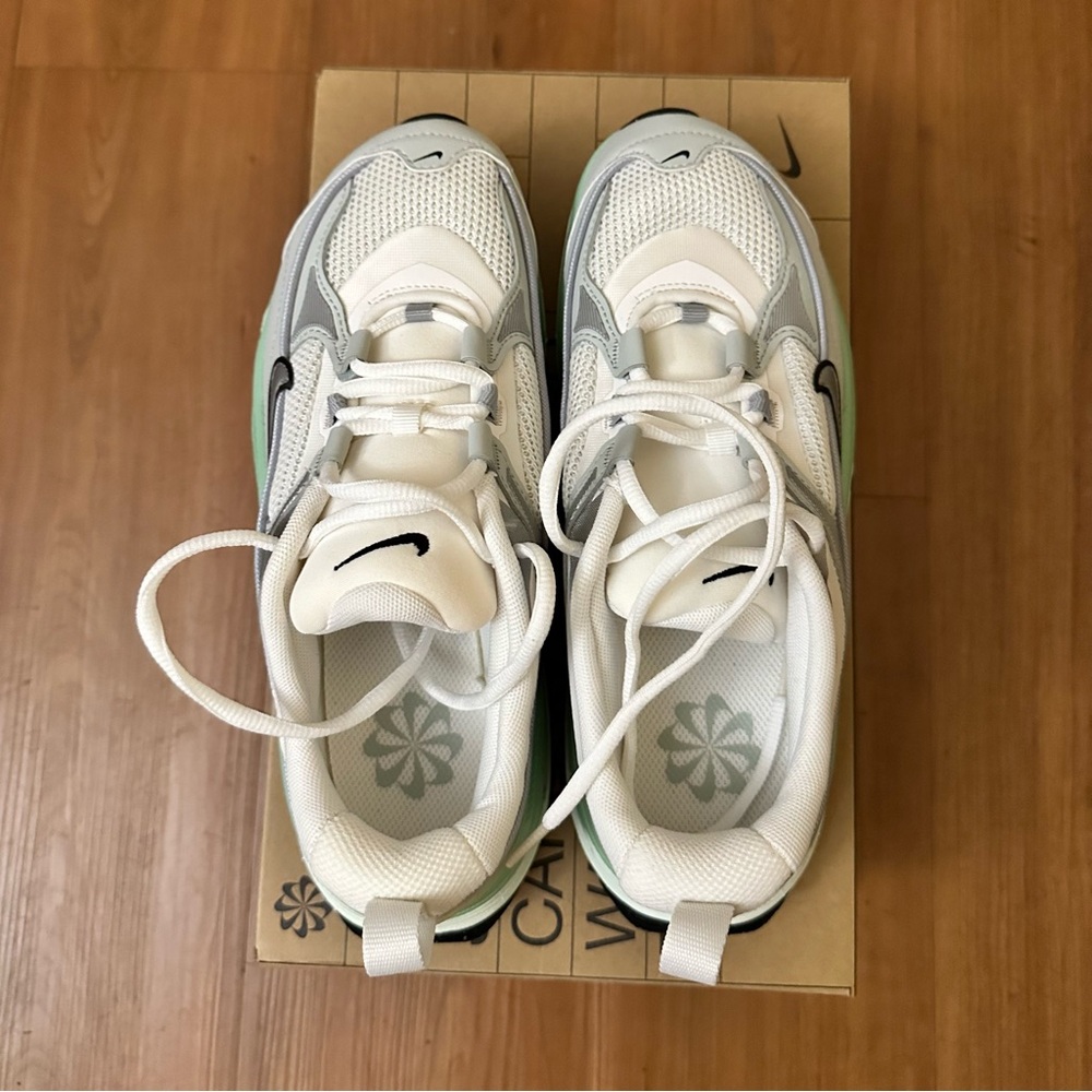Nike Air Max Bliss Women’s Sneakers